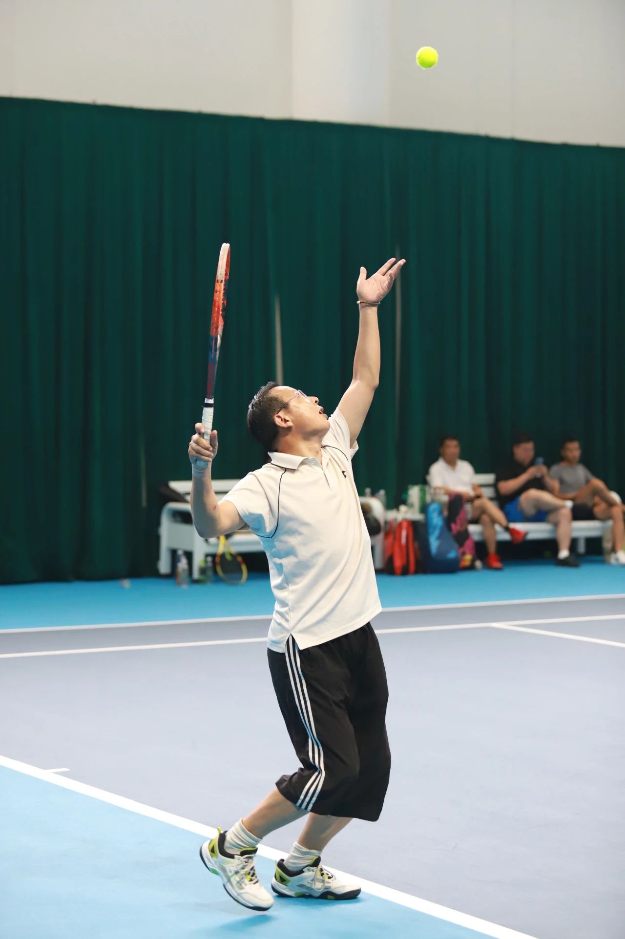 在a组男双比赛中,体育局的王亚非/刘元利组合凭借出色的发挥和默契的