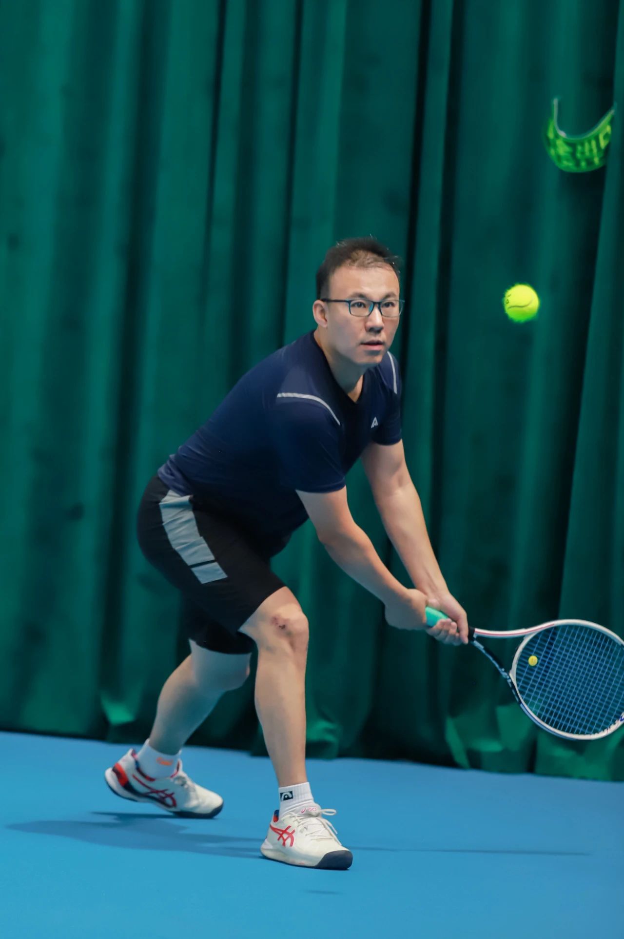 在a组男双比赛中,体育局的王亚非/刘元利组合凭借出色的发挥和默契的